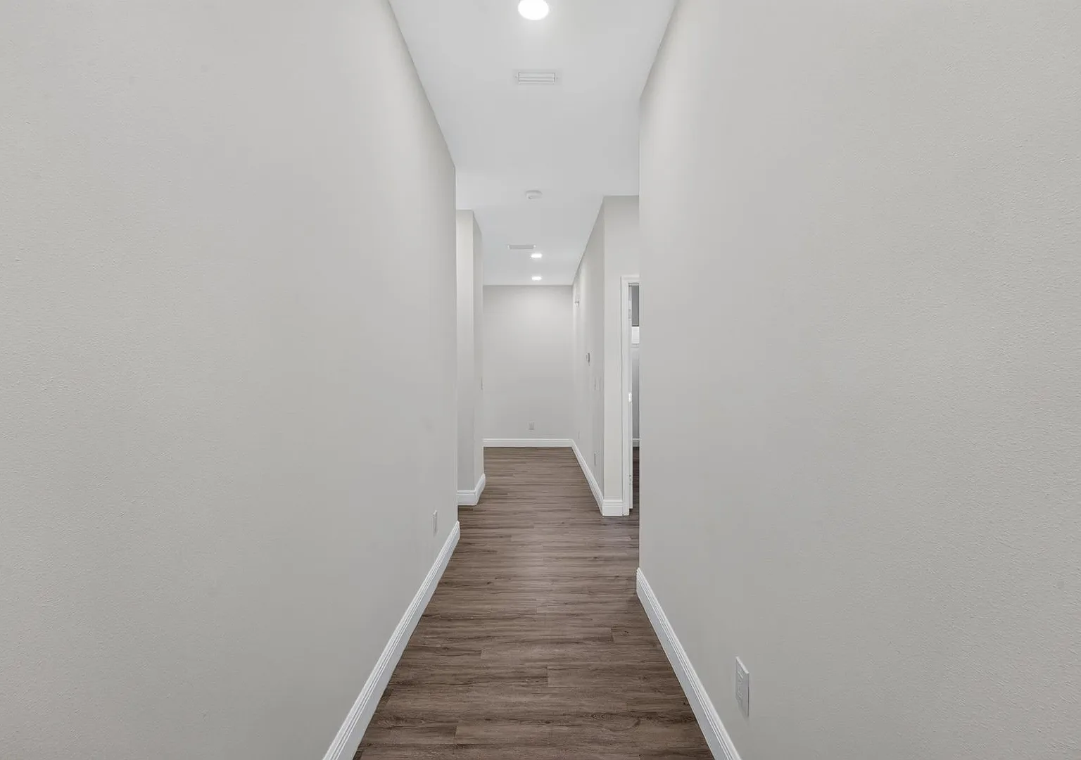 Beautiful 2024 Built 3-Bedroom Home with Fenced Backyard — Photo 3