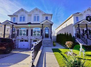 64 Berkshire Ln, Staten Island, NY 10309