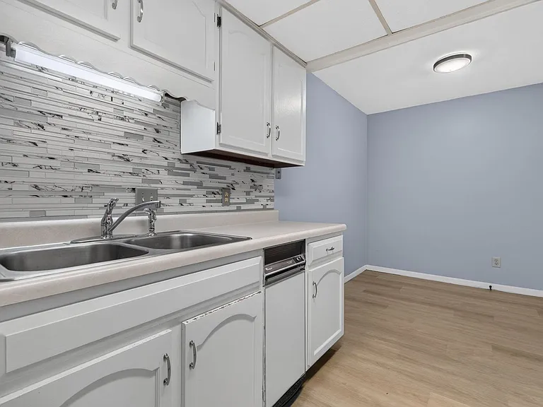 Kellogg Place Apartments — Photo 18