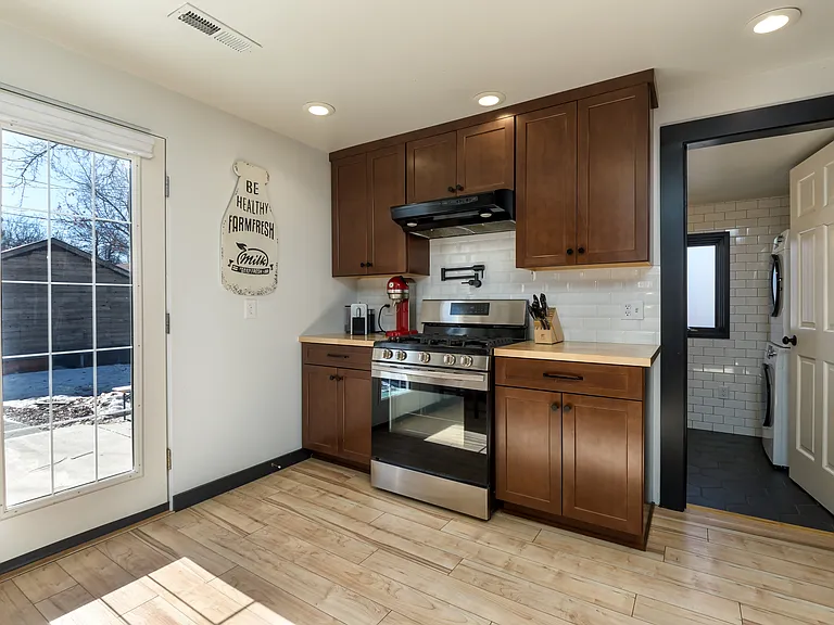 521 E Spruce St — Photo 13