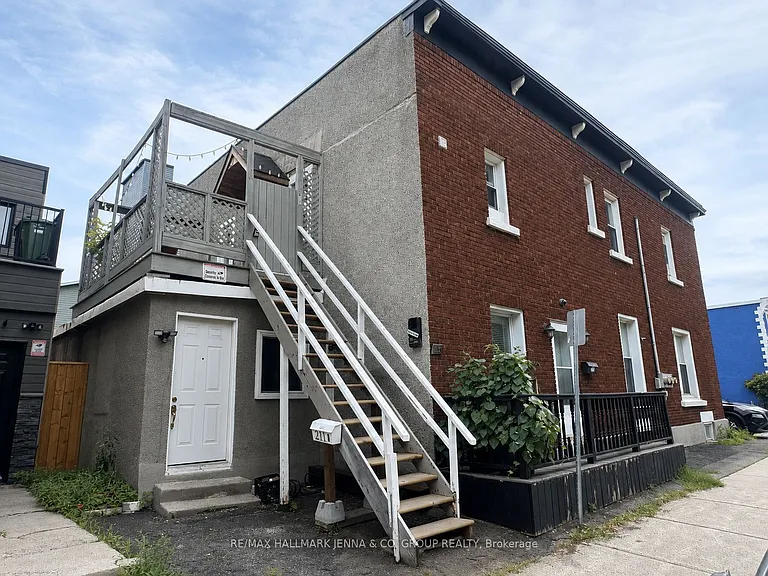 211 Hannah St — Photo 1