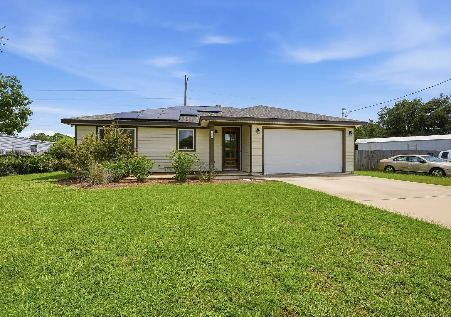 3-Bedroom Home on a Large Lot in Gulf Breeze — Photo 1