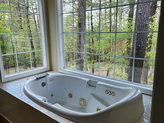 5th image of 264 Chestnut Oak Ln
