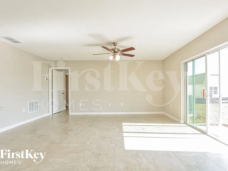 610 Lindbergh Way — Photo 2