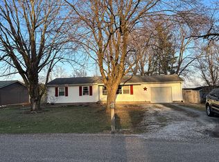 32 Robinwood Dr, Rushville, IL 62681