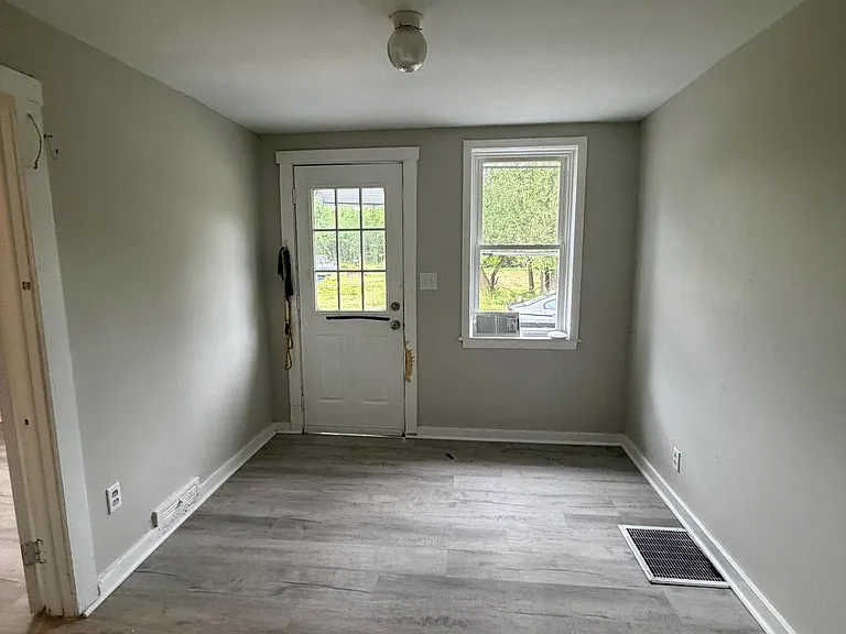 124 Stanger Ave — Photo 3