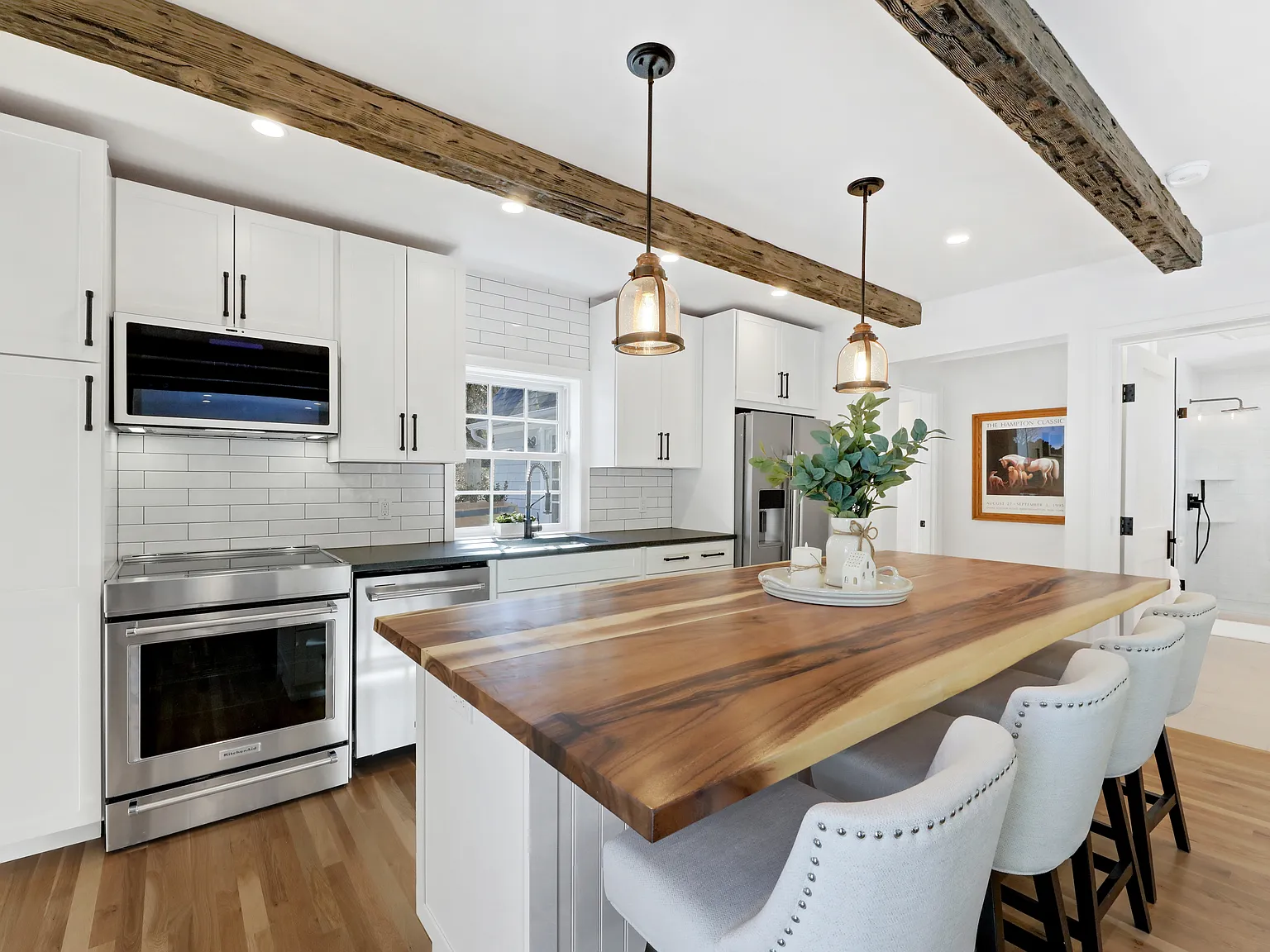 Your Perfect Hamptons Fall Retreat in Charming Remsenburg — Photo 4