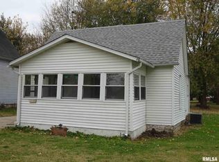 215 N McKinley St, Girard, IL 62640