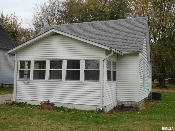 215 N McKinley St, Girard, IL 62640
