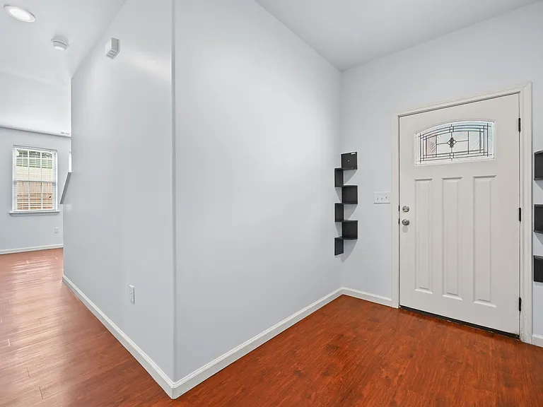330 Howard Ln — Photo 6
