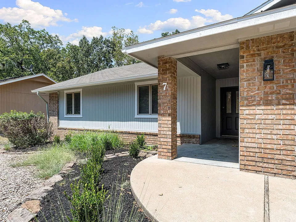7 Whitwick Ln