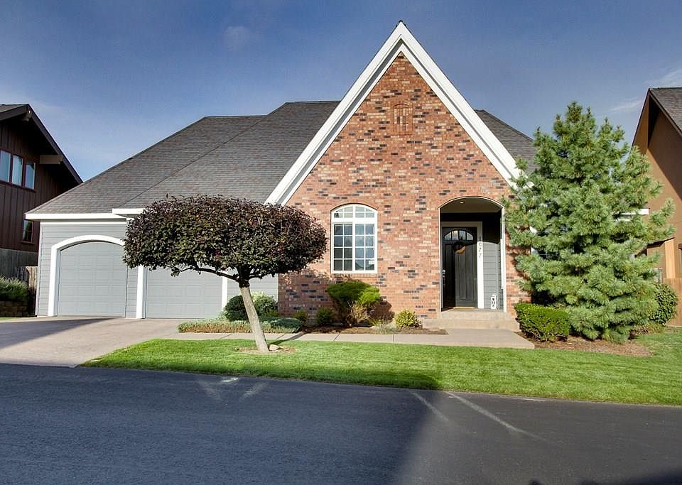 1st image of 1077 SE Crestlane Dr