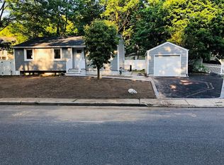 11 Locust St, Roslyn Heights, NY 11577