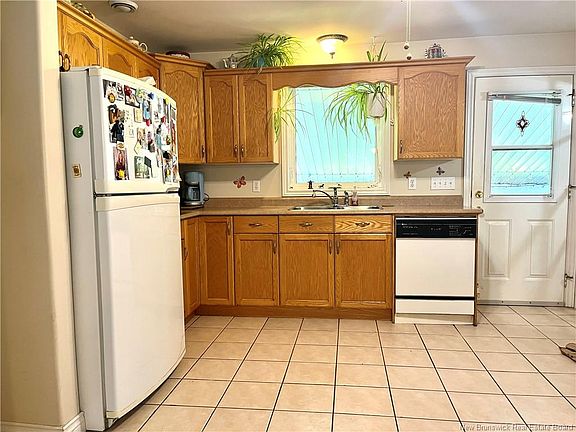5th image of 153 Helen St