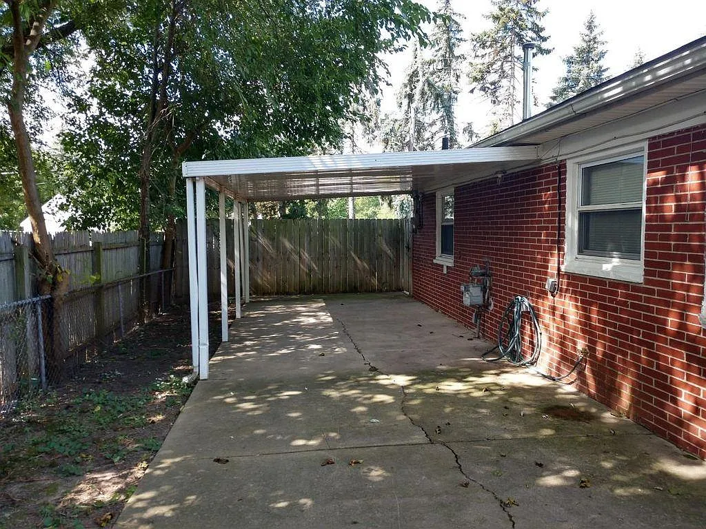 3 bed, 1212 sqft, $2,000 — Photo 2