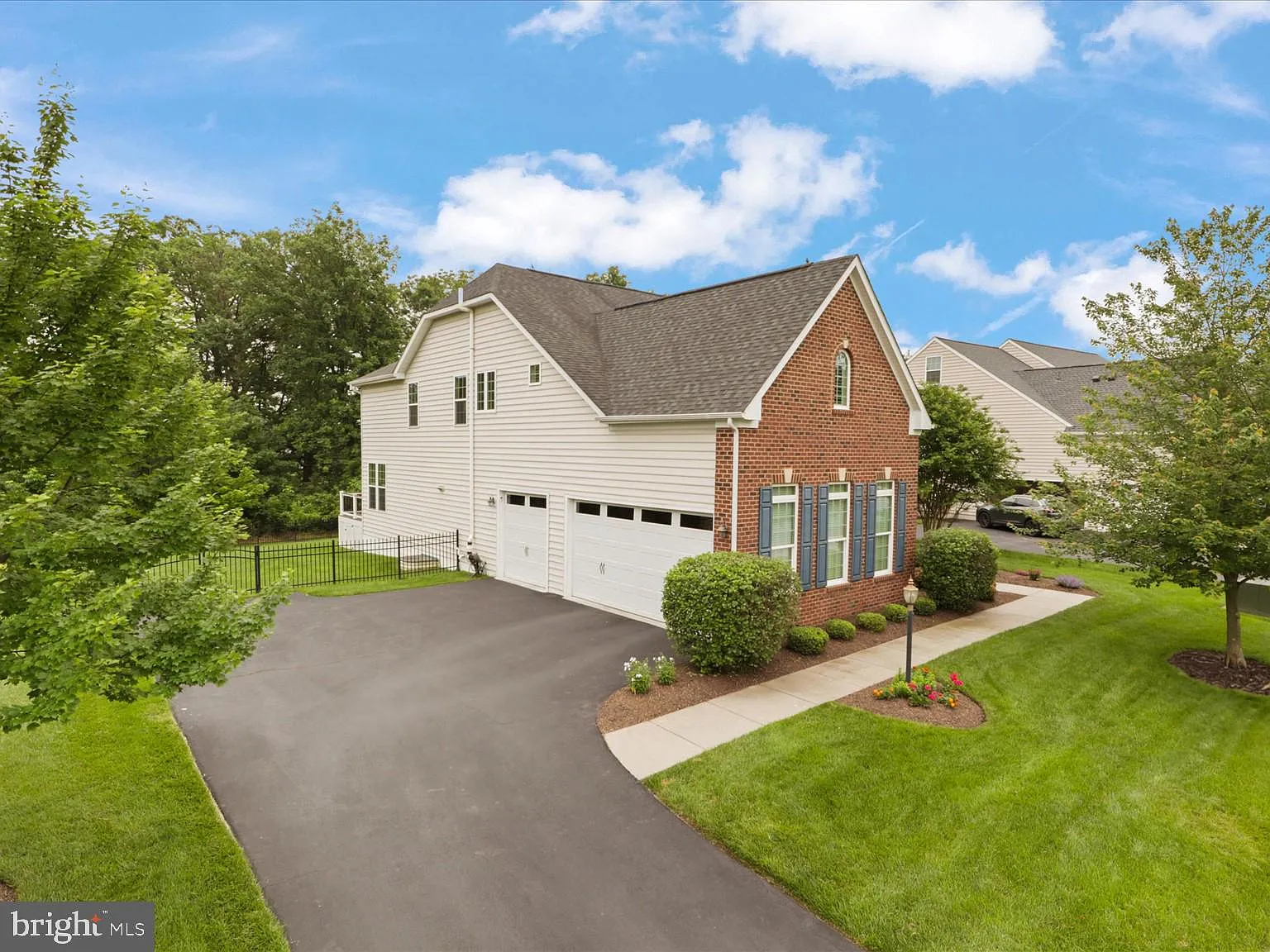 5 bed, 4.5 bath, 5141 sqft, $5,600 — Photo 2