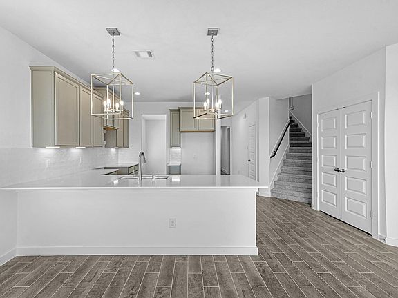 2nd image of 826 Orchard Vale Rd
