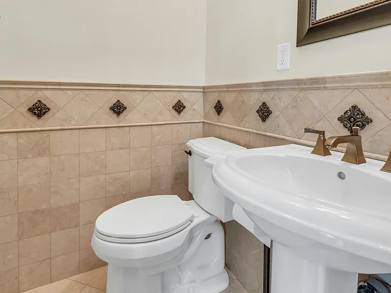 11 Plandome Dr — Photo 18