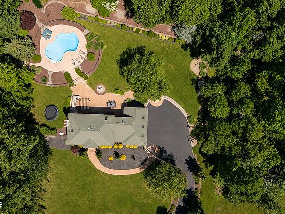 5th image of 4 Henry Court