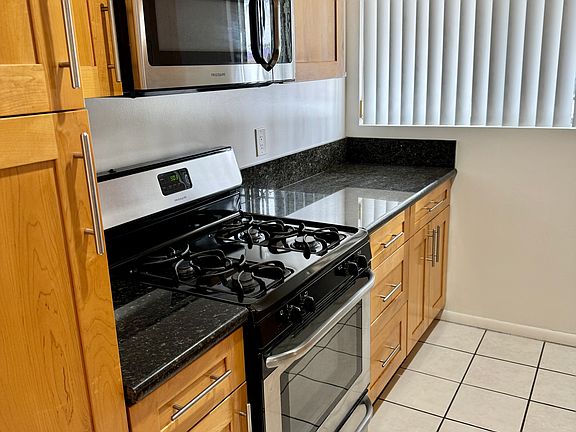 3rd image of 816 N Hayworth Ave #7