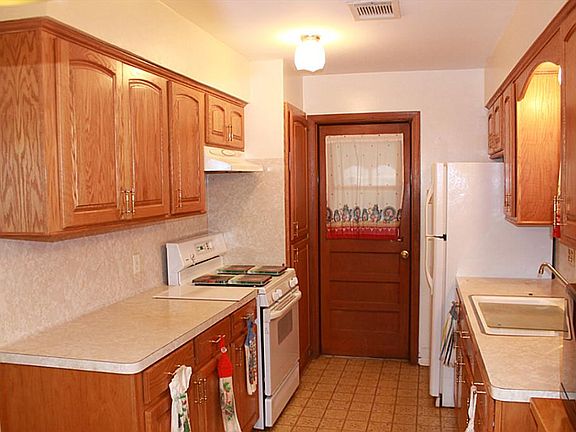 3rd image of 311 Southbrook Cir