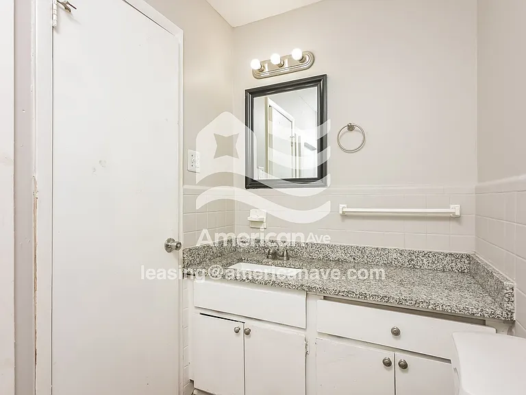 1515477_007_main_bathroom_8.jpg