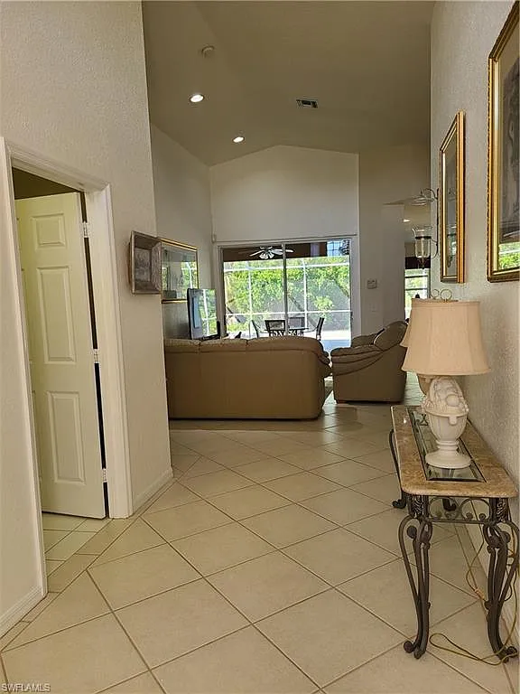 3 bed, 2.0 bath, 1752 sqft, $4,000 — Photo 2