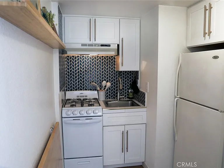 160 Avenida Florencia #B — Photo 7