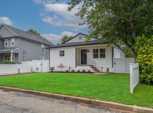 976 Woodmere Dr, Keyport, NJ