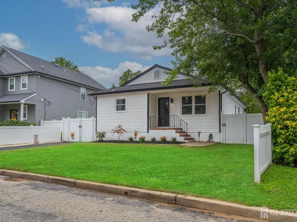 976 Woodmere Dr, Keyport, NJ 07735