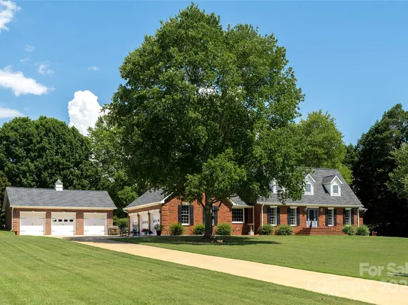 203 Queens Cove Rd, Mooresville, NC 28117