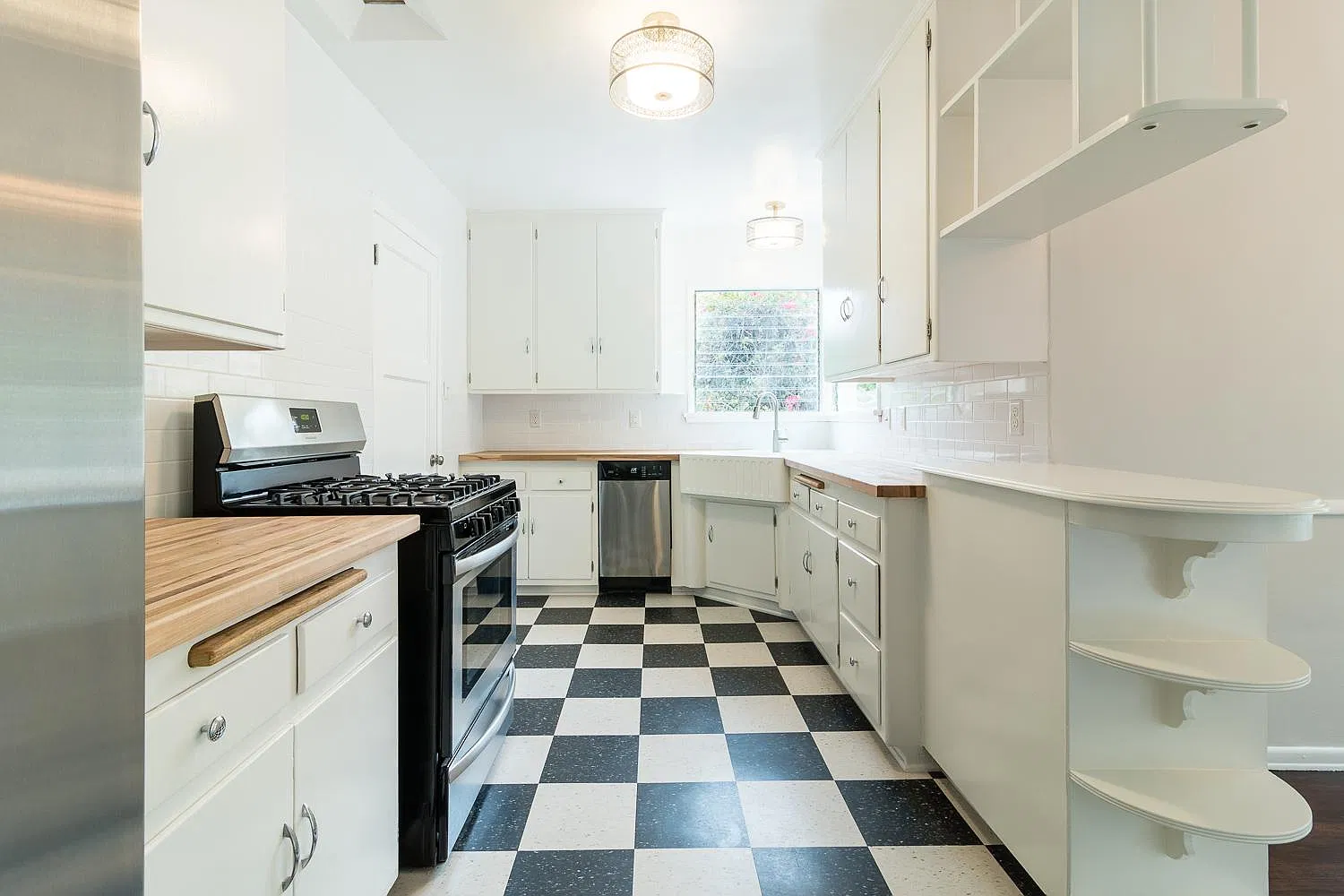 2 bed, 900 sqft, $4,950 — Photo 3