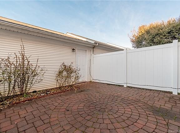 5th image of 208 Welton Way