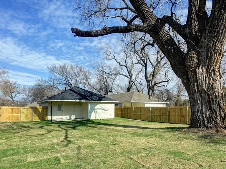 212 E Walker St — Photo 15