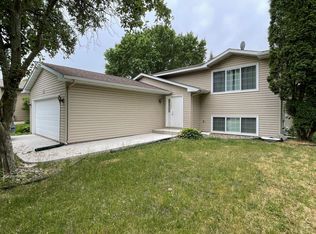 7330 Hunters Run, Eden Prairie, MN 55346