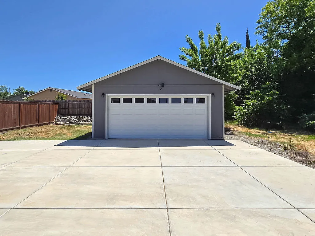 3 bed, 1092 sqft, $2,300 — Photo 3