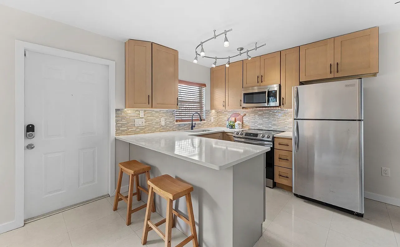 130 Roosevelt Ave — Photo 3