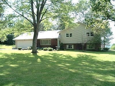 This is country living at its best. This home sits on 2.2 acres and is convenient to everything. Thi