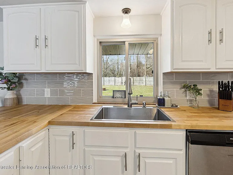 5953 Okemos Rd — Photo 3