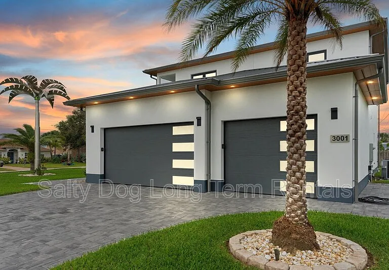 3001 John Anderson Dr — Photo 2