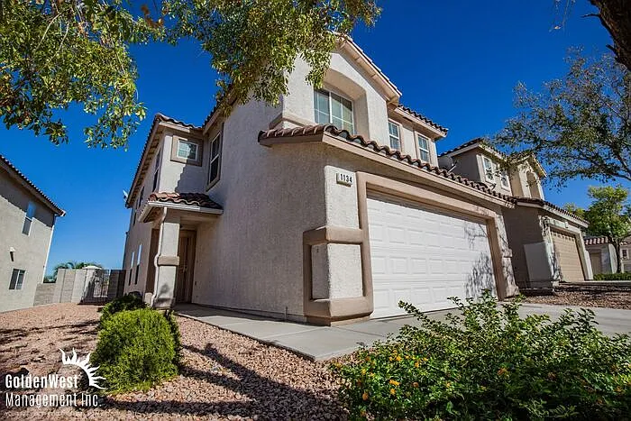 3 bed, 2.5 bath, 2038 sqft, $2,200 — Photo 2