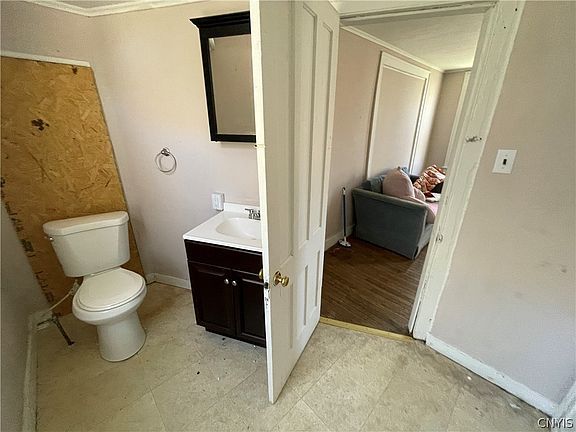 5th image of 39 W Albany St