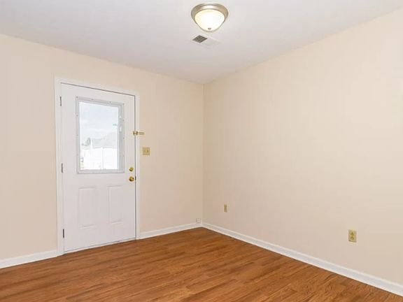 2nd image of 429 Garden City Dr APT 2