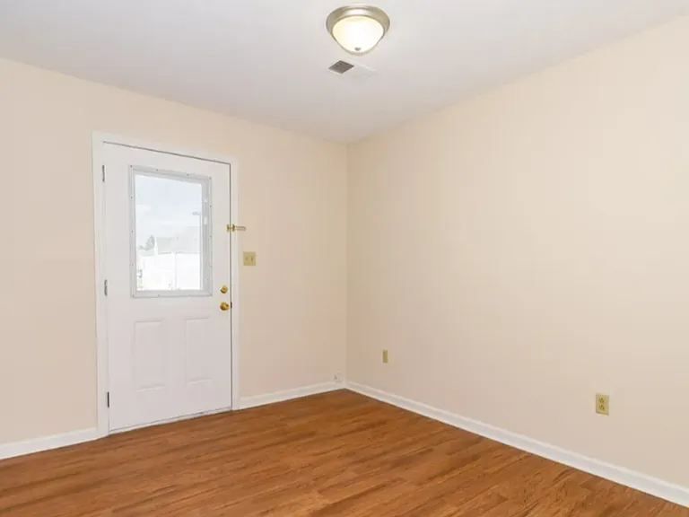 429 Garden City Dr — Photo 2