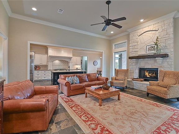 4th image of 4401 Amberley Pl