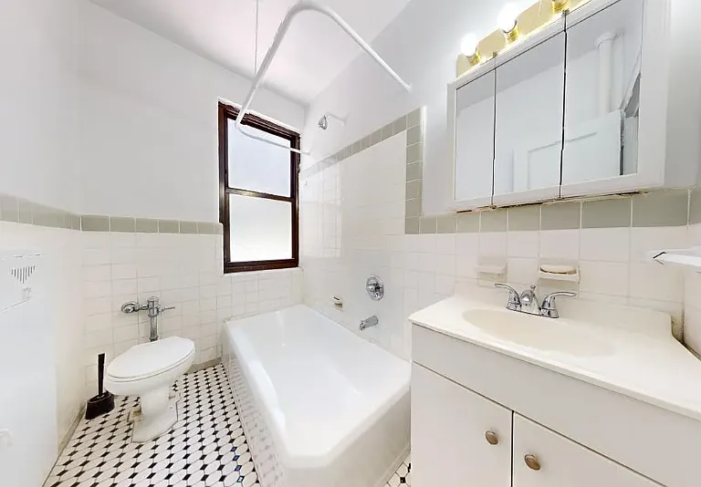 246 E 46th St #3L — Photo 10