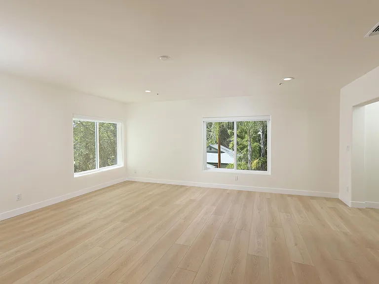 1827 Hill Dr — Photo 5