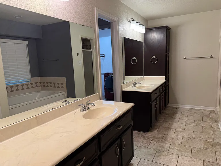 621 S Roy Reynolds Dr — Photo 23