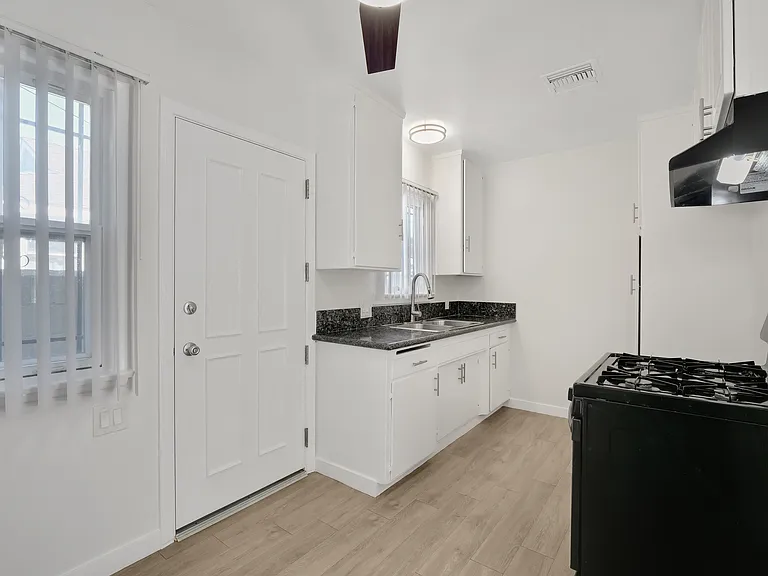 611 Myrtle Avenue Apartments — Photo 19