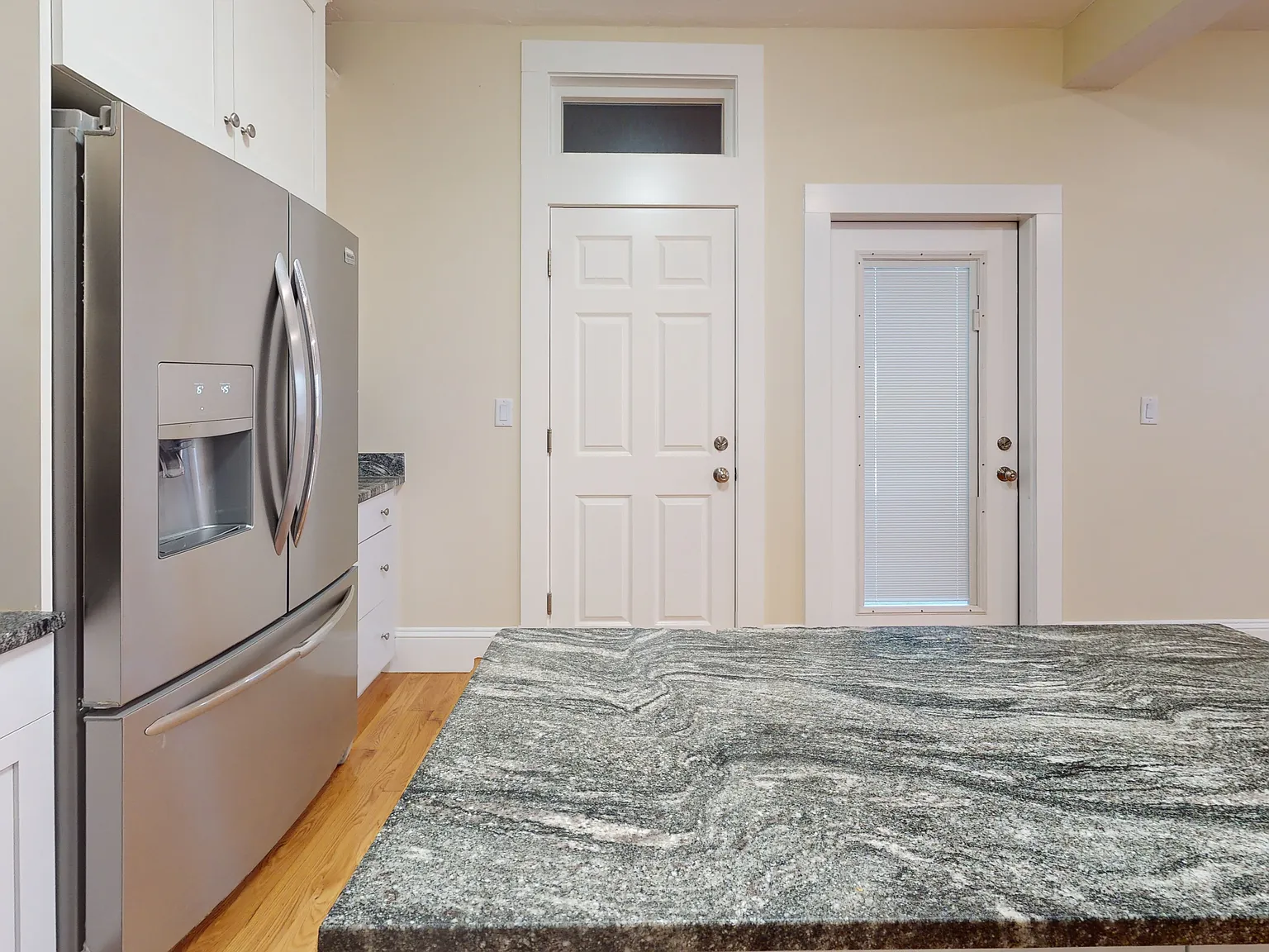 2 bed, 960 sqft, $2,595 — Photo 2
